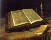 翻开的圣经、烛台和小说 - 文森特·威廉·梵高